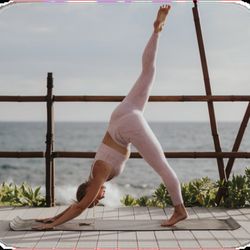 Kumumea Yoga - By the Sea. Big Island's Premier Oceanfront Yoga Experience. 2 Locations in Kailua Kona.
* 1 HOUR * 7:30 AM * ALL LEVELS * EVERYDAY *