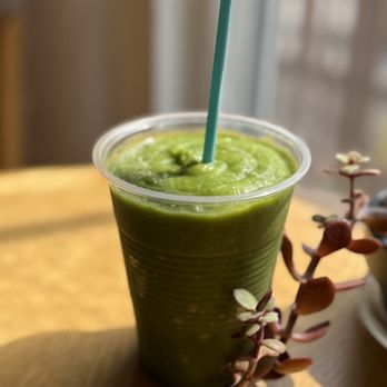 Lakeside Essentials - Green Goddess Smoothie - Cafes Near Me - Bridgton, Maine