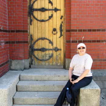 Johanneskirken - Scruffy tourist in front of cool church - Churches Near Me - Bergen, 12