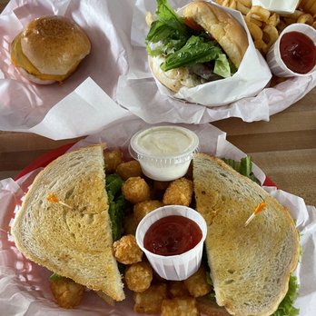 Cronies Sports Grill - Kids cheeseburger Cheeseburger with fries Tuna melt with tots 2022 - American Near Me - Camarillo, California Cronies Sports Grill - Kids cheeseburger Cheeseburger with fries Tuna melt with tots 2022 - American Near Me - Camarillo, California