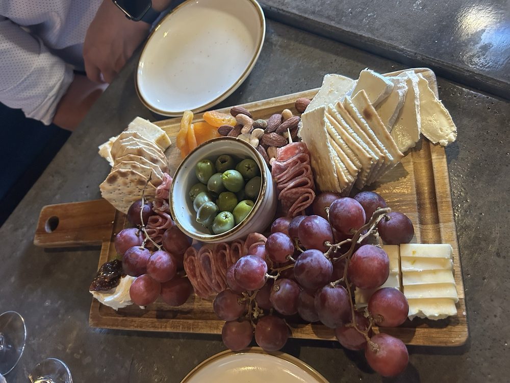 The Landing Hotel & Dining Logo