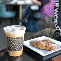 Lamill Coffee - Vanilla latte and croissant