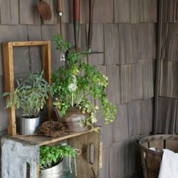 Primitive Peddler - Decorate outside with crates for added country shabby flair