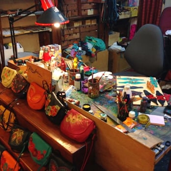 Rossymina - Artist table within store - Leather Goods Near Me - Barcelona, B Rossymina - Artist table within store - Leather Goods Near Me - Barcelona, B