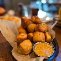 Fogbelt Brewing Company - Pretzel bites and intense beer mustard