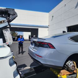 Elk Grove Honda - Service advisor standing by while I unload the vehicle. It's ok Chris, I understand it's not your fault. You just work for poor management.