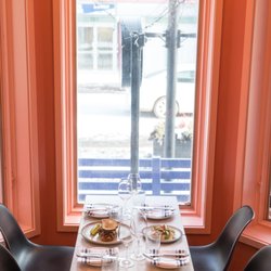Sommelier Factory - Cozy window table