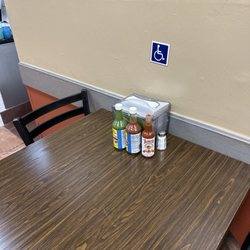 Taqueria Los Dos Gallos - Table