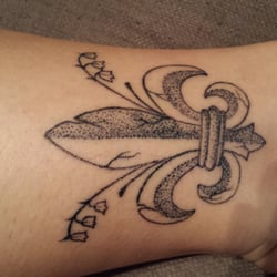 Memento Tattoo - Siste tatoveringa jeg tok her. Fransk lilje fargelagt med prikketeknikk.
