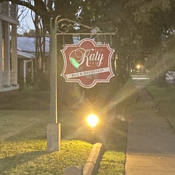 Katy House Bed & Breakfast - The sign - Bed & Breakfast Near Me - Smithville, Texas Katy House Bed & Breakfast - The sign - Bed & Breakfast Near Me - Smithville, Texas