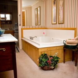 Bridgeford House Bed & Breakfast - Georgianna's whirlpool area.