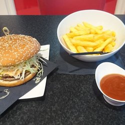 Snackbar & Bakkerij Roos - Dubbele cheeseburger met frites.