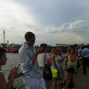 Frying Pan NYC - Long line to get in - Bars Near Me - New York, New York