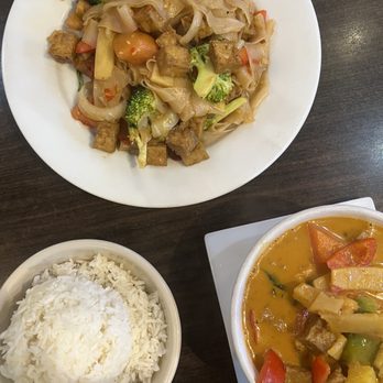 Jaiwai Thai Kitchen - C2. Red Curry Dinner, N2. Pad Kee Mao - Thai Near Me - Georgetown, Texas