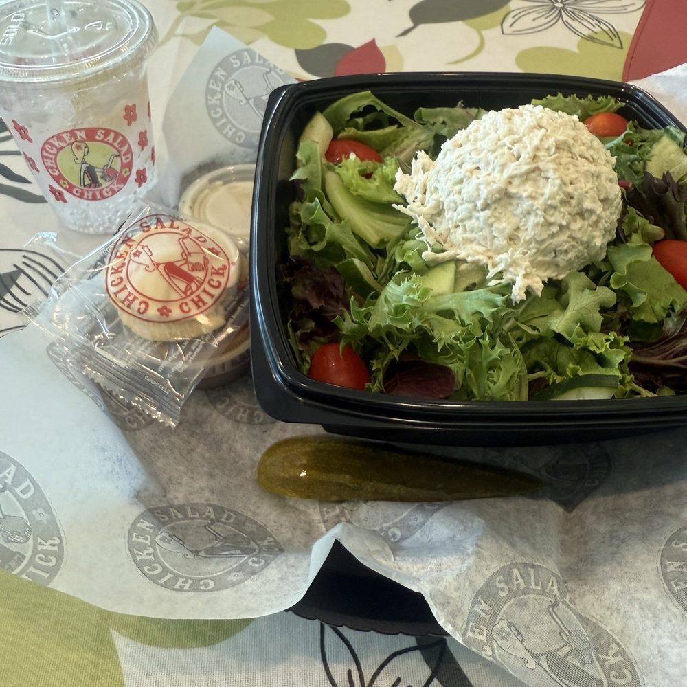 Classic salad with one carol scoop , Ranch dressing on the side  And they gave a cookie :)