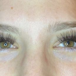 Hybrid set done by Kat @1ofonelashes Hybrid set done by Kat @1ofonelashes