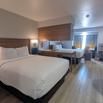 Microtel Inn & Suites by Wyndham Tracy - 3rd floor room - Hotels Near Me - Tracy, California