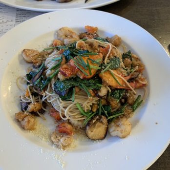 Yard House - Lobster Garlic Noodles - New American Near Me - San Jose, California