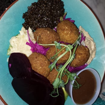 Babel Deli - Komponerade ihop en härlig vegetarisk sallad. Underbar hummus o babaganoush falafeln hade god smak men var torra. - Middle Eastern Near Me - Stockholm, Alberta