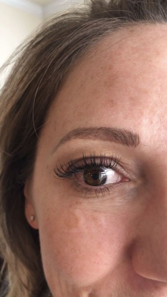 Poppin' Lashes By Sia Logo