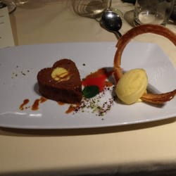 Controvento - Cuore ai due cioccolati con pistacchi e mango.