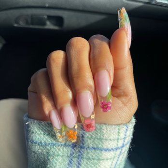 Elite Nails & Spa - Dried flowers & gold flake - Nail Salons Near Me - Oxnard, California Elite Nails & Spa - Dried flowers & gold flake - Nail Salons Near Me - Oxnard, California