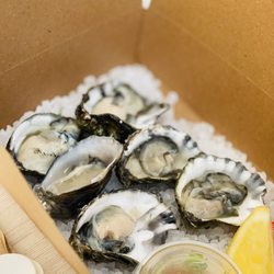 Market Seafood Eatery - Half a dozen oysters
