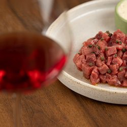 Bazzar à Vins - Carne crua com alcaparras e creme de anchova.
organic and pasture-raised raw meat with capers and anchovy cream