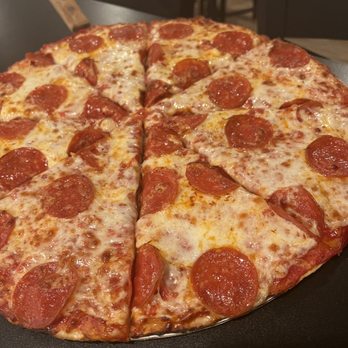 Howard Johnson by Wyndham Lima - Pizza at restaurant in lobby - Hotels Near Me - Lima, Ohio