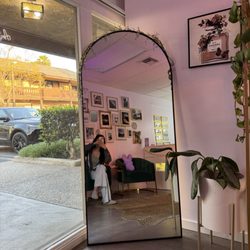 Ari’s Waxing Lounge - Indoors