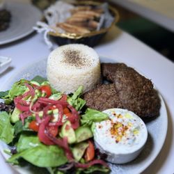 Baklava Cafe - Köfte Platter