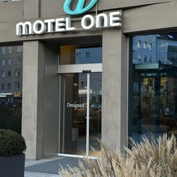 Motel One München-Campus - ... Eingang ...