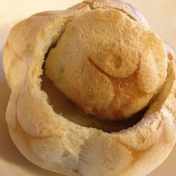 Ristorante La Tana - Zuppa di porcini servita nella pagnotta di pane