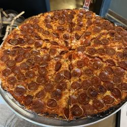 Eddie's Pizzeria Cerino - Double pepperoni pizza