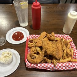 Kravers Seafood - Daphne - Fried Seafood platter.