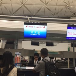 中國東方航空 - The check in counter.