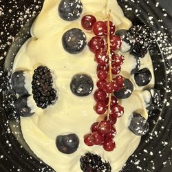 La Bourse - Merengue with cream and fresh berries