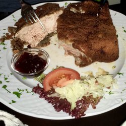 Schwarzmüller Stubn - paniertes 300g Kotelett, kross und lecker (Preiselbeersoße zu wenig)