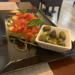 Ristorante Pizzeria Il Siciliano - Gluten Free Bruschetta and green olives, delicious!