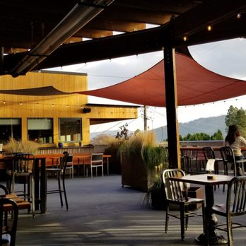 Everybody's Brewing - Beautiful outside patio - Brewpubs Near Me - White Salmon, Washington Everybody's Brewing - Beautiful outside patio - Brewpubs Near Me - White Salmon, Washington