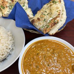 Lamb Dahi Gosh, Garlic Naan Bread Lamb Dahi Gosh, Garlic Naan Bread
