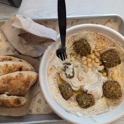 Hummus bowl with Falafel