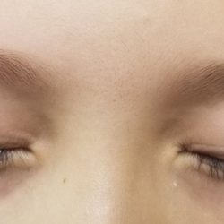 Jila Brow Bar - She was 1/2 way done with the one on the left (my daughter's right eye) and the one on the right (her left eye) is untuched.