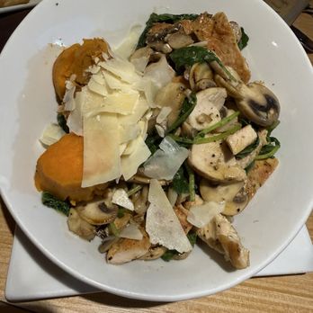 Candlewyck Diner - Quinoa chicken bowl - Diners Near Me - East Rutherford, New Jersey