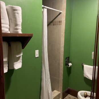 The Miner's Hotel - LOVE this bathroom color! - Hotels Near Me - Butte, Montana The Miner's Hotel - LOVE this bathroom color! - Hotels Near Me - Butte, Montana