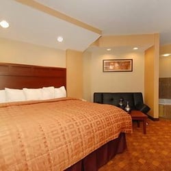 Comfort Suites - Spacious suite with hot tub