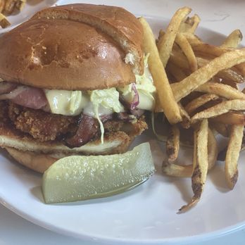 Country MKT Diner - Bun Jovi - Diners Near Me - Closter, New Jersey