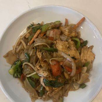 Manee Thai Cuisine & Bar - 088. Drunken Noodle - Thai Near Me - Frisco, Texas