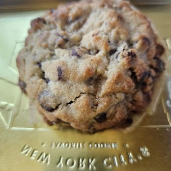 Levain Bakery - Back Bay, Boston - Oatmeal raisin - Bakeries Near Me - Boston, Massachusetts Levain Bakery - Back Bay, Boston - Oatmeal raisin - Bakeries Near Me - Boston, Massachusetts