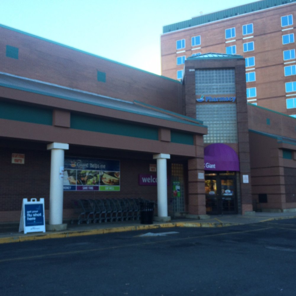 Giant - Outside shot - Grocery Near Me - Arlington, Virginia